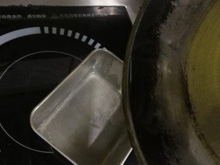 7、迷迭香黑胡椒牛排,我习惯把油稍稍多倒一些，烧热在倒出去，让锅底受热更均匀