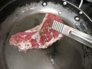 8、迷迭香黑胡椒牛排,放入牛排，不要经常翻动，下去过一分钟翻面