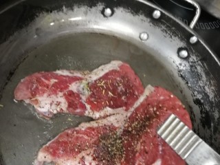 9、迷迭香黑胡椒牛排,放入第二千，注意