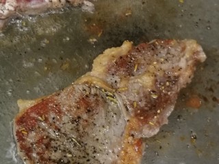 11、迷迭香黑胡椒牛排,翻面看一下，有这种四周焦点的感觉才是正常的样子，并没有糊哦