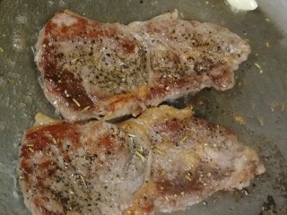 12、迷迭香黑胡椒牛排,都这样子，翻面后再来一分钟左右就可以出锅了