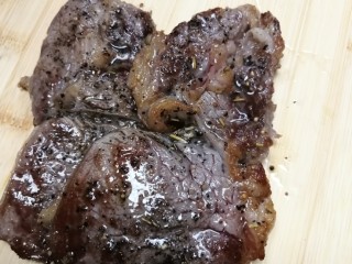 13、迷迭香黑胡椒牛排,肉拿出来放在一旁，静止三五分钟，吸收汁水