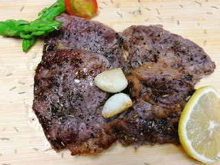 14、迷迭香黑胡椒牛排,最后就可以摆盘了，我是直接放在木质菜板上