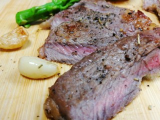 15、迷迭香黑胡椒牛排,熟度七八分熟，看上去内部还有部分是肉色，这样还是比较嫩的，吃着很香，太熟真的很难吃哦，很柴