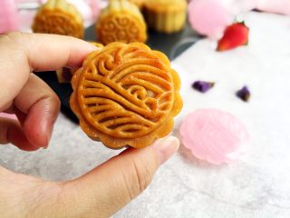 18、广式蛋黄月饼,成品。