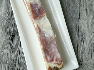 1、香煎腊肉,备好食材:腊肉一块;