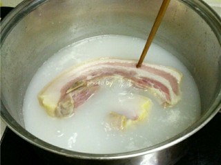 4、香煎腊肉,腊肉煮至筷子能轻易穿过,关火,盛出待冷却;
