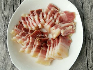 5、香煎腊肉,冷却后的腊肉切片,这道菜建议腊肉不要切薄了,稍厚一点口感好;