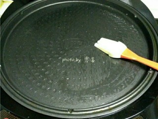 6、香煎腊肉,电饼铛刷油,启动“预热”程序;
