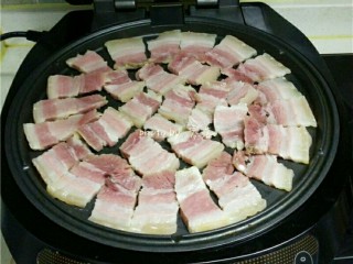 7、香煎腊肉,预热完毕后,放入腊肉,尽量平铺,不要重叠;启动“煎蛋/薄饼”程序;