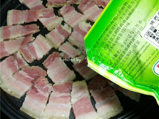 8、香煎腊肉,调入适量牛至叶;