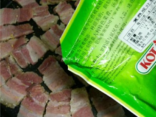 9、香煎腊肉,再调入适量罗勒;