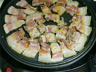 11、香煎腊肉,程序结束后,观察腊肉底部是否煎至略有焦黄,然后翻面,调入适量植物油;再次启动“煎蛋/薄饼”程序;