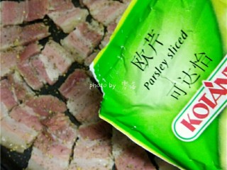 10、香煎腊肉,调入适量欧芹;