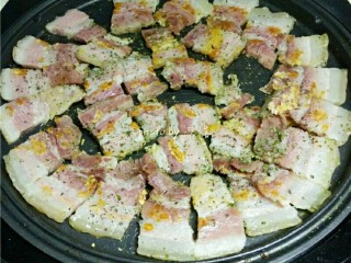 12、香煎腊肉,再次放入适量牛至叶,罗勒,欧芹;