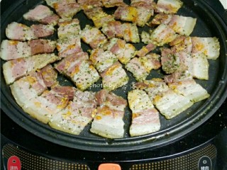13、香煎腊肉,腊肉煎至满意的程度即可关闭电源,不用等程序结束;