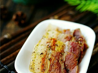 14、香煎腊肉,煎好的腊肉盛出,上桌。