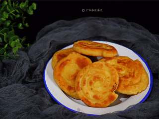 10、奶香玉米耙,玉米面是玉米磨成的面, 玉米中含有大量的卵磷脂、亚油酸、谷物醇、维生素E、纤维素等,具有降血压、降血脂、抗动脉硬化、预防肠癌、美容养颜、延缓衰老等多种保健功效,也是糖尿病人的适宜佳品。