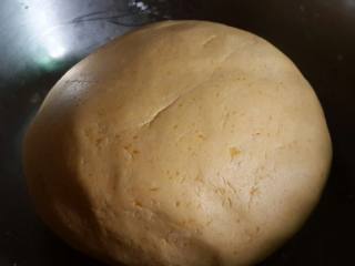 1、南瓜紫薯饼,1南瓜蒸熟搅拌成蓉加入糯米粉做成粉团！