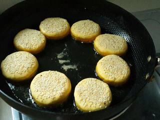 6、南瓜紫薯饼,6放在平底锅上煎熟！