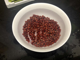 1、山药红豆糕,红豆约80g，洗净，清水浸泡一晚