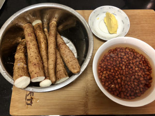 2、山药红豆糕,山药两根，我用的河北小白嘴山药，铁棍山药也可以，黄油约20g，可以省略，泡发好的红豆