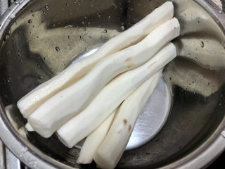 3、山药红豆糕,山药削皮洗净