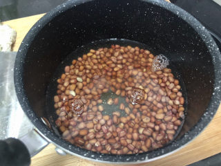 5、山药红豆糕,红豆放入锅中，加清水，大概没过山药约2公分