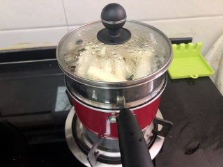 7、山药红豆糕,开火，上气后，中火煮约20分钟，我是山药红豆一起蒸的