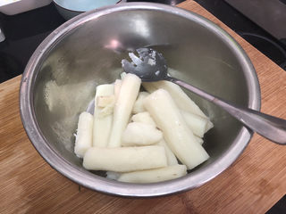 8、山药红豆糕,20分钟后取出山药，红豆可以继续熬煮10分钟