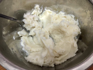 9、山药红豆糕,把山药碾成山药泥