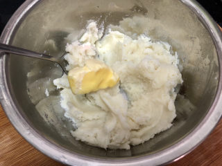 10、山药红豆糕,加入黄油，拌匀