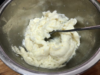 11、山药红豆糕,如果觉得太干，可以加少许煮红豆水，搅拌均匀