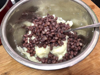 13、山药红豆糕,红豆加到山药泥中，翻拌均匀