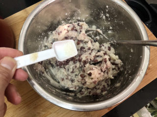 14、山药红豆糕,如果觉得不够甜，可以根据个人口味再补充一些白糖，拌匀