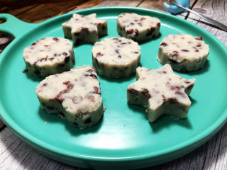 15、山药红豆糕,把山药红豆泥压入模具中，压平整，取出，即可