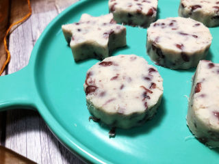 18、山药红豆糕,这道山药红豆糕，粉糯香甜，营养丰富，很适合老人孩子食用，喜欢的小伙伴们一起来试试吧????