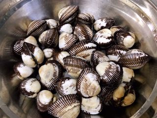 1、韭菜凉拌毛蚶,在市场买回来鲜活的毛蚶一定要先在清水里浸泡1小时，可以在清水中放些盐，使毛蚶自己将腹中的泥沙吐出然后将其冲洗干净备用