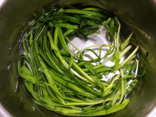 5、韭菜凉拌毛蚶,韭菜在开水中轻轻焯一下立即放入冷水中过凉