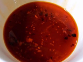 7、韭菜凉拌毛蚶,自制的辣椒油放入糖、盐、味精、醋、麻油搅拌均匀