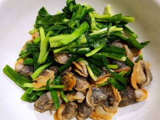 8、韭菜凉拌毛蚶,韭菜和毛蚶肉肉放入容器中