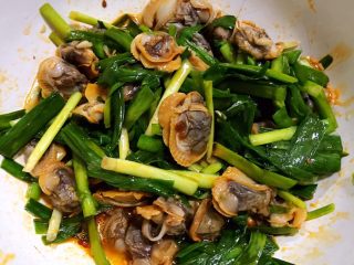 9、韭菜凉拌毛蚶,倒入调匀的调味料拌匀即可享用