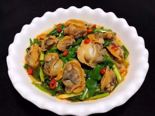 10、韭菜凉拌毛蚶,拌好的鲜美可口的韭菜毛蚶装入盘中撒上红辣椒粒粒