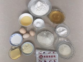 1、#甜食#椰香蔓越莓月饼,准备好材料