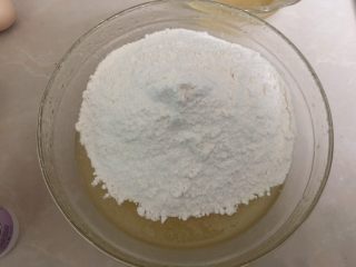 8、#甜食#椰香蔓越莓月饼,然后加入糖粉