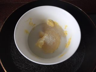 13、#甜食#椰香蔓越莓月饼,然后放入锅里隔水加热