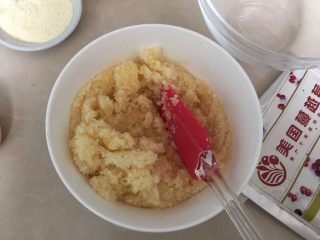 16、#甜食#椰香蔓越莓月饼,用刮刀搅拌均匀