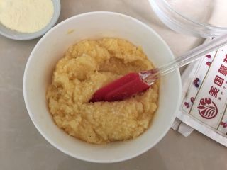 18、#甜食#椰香蔓越莓月饼,搅拌均匀至完全吸收