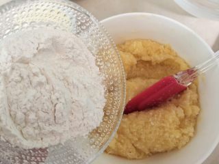 19、#甜食#椰香蔓越莓月饼,倒入熟糯米粉搅拌