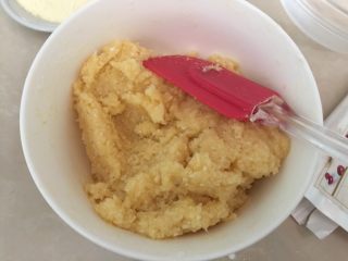 20、#甜食#椰香蔓越莓月饼,搅拌均匀至完全吸收